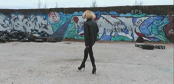  Sexy girl in a leather jacket and leggings shows her ass